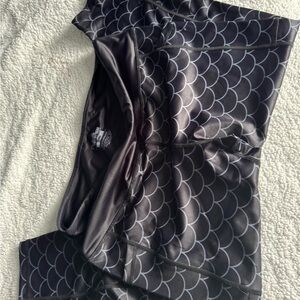 CVG Black and purple mermaid Scale Patterned Leggings L capri